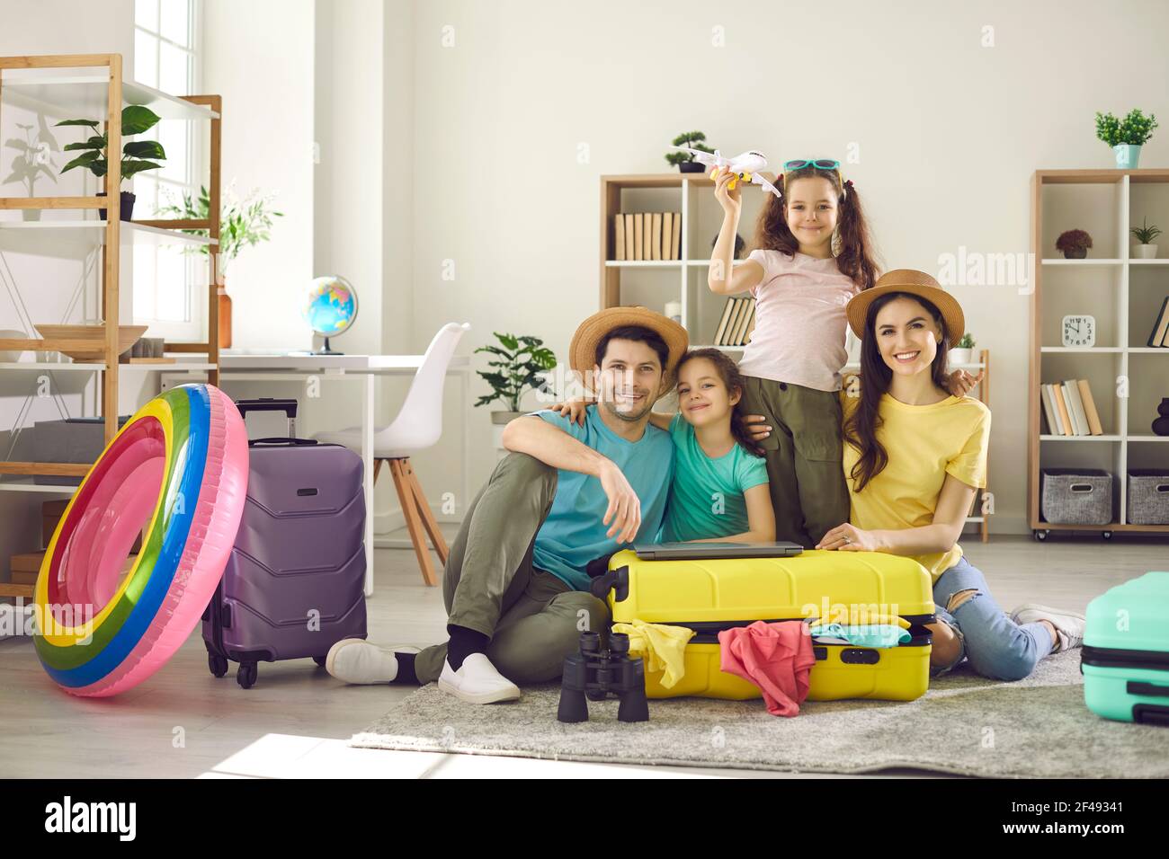 Ritratto di felice famiglia con bambini pronti per le vacanze estive viaggi Foto Stock