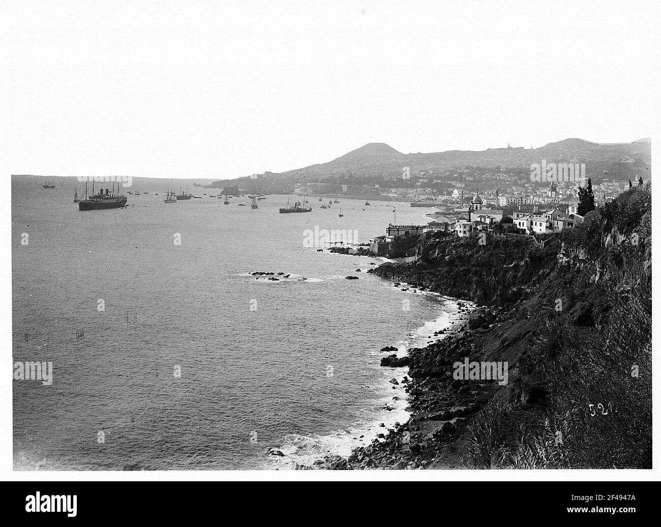 Funchal, Madeira. Vista lungo la costa della città e del porto con il battello a vapore "Cleveland" per passeggeri in alto mare a Reede Foto Stock