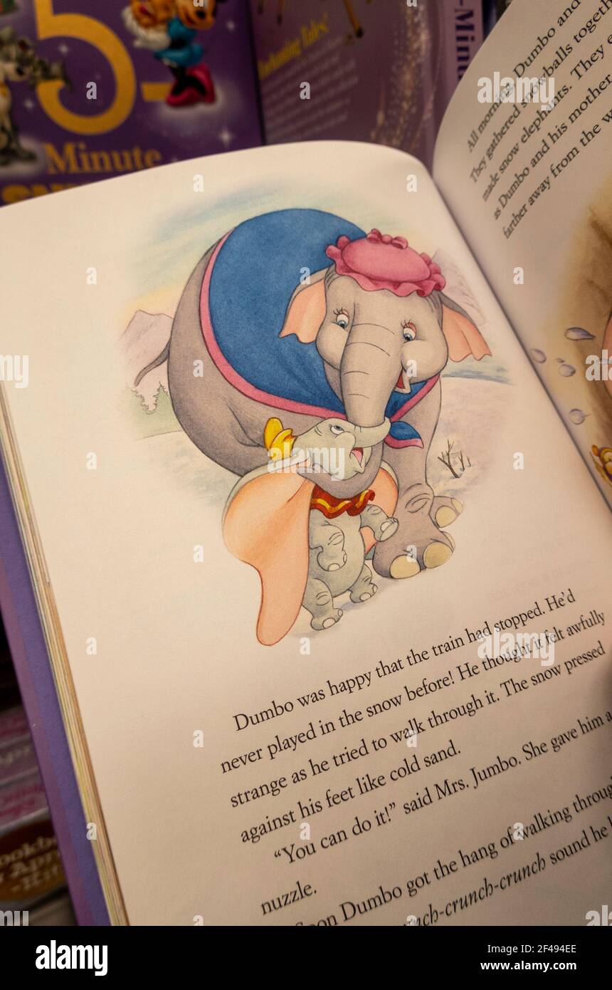 Barnes & Noble Booksellers Mostra libro nella sezione bambini, New York, USA Foto Stock