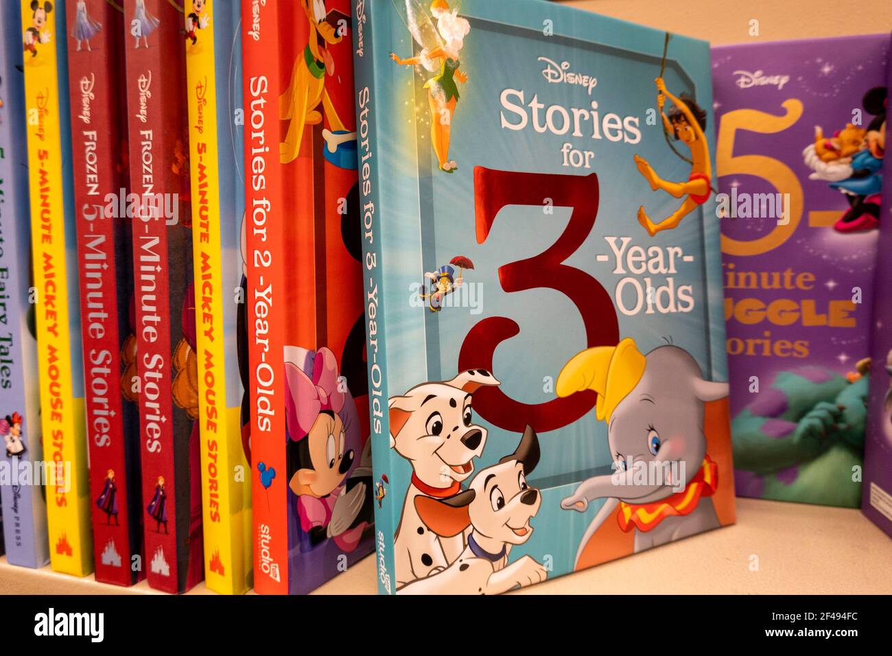 Barnes & Noble Booksellers Mostra libro nella sezione bambini, New York, USA Foto Stock