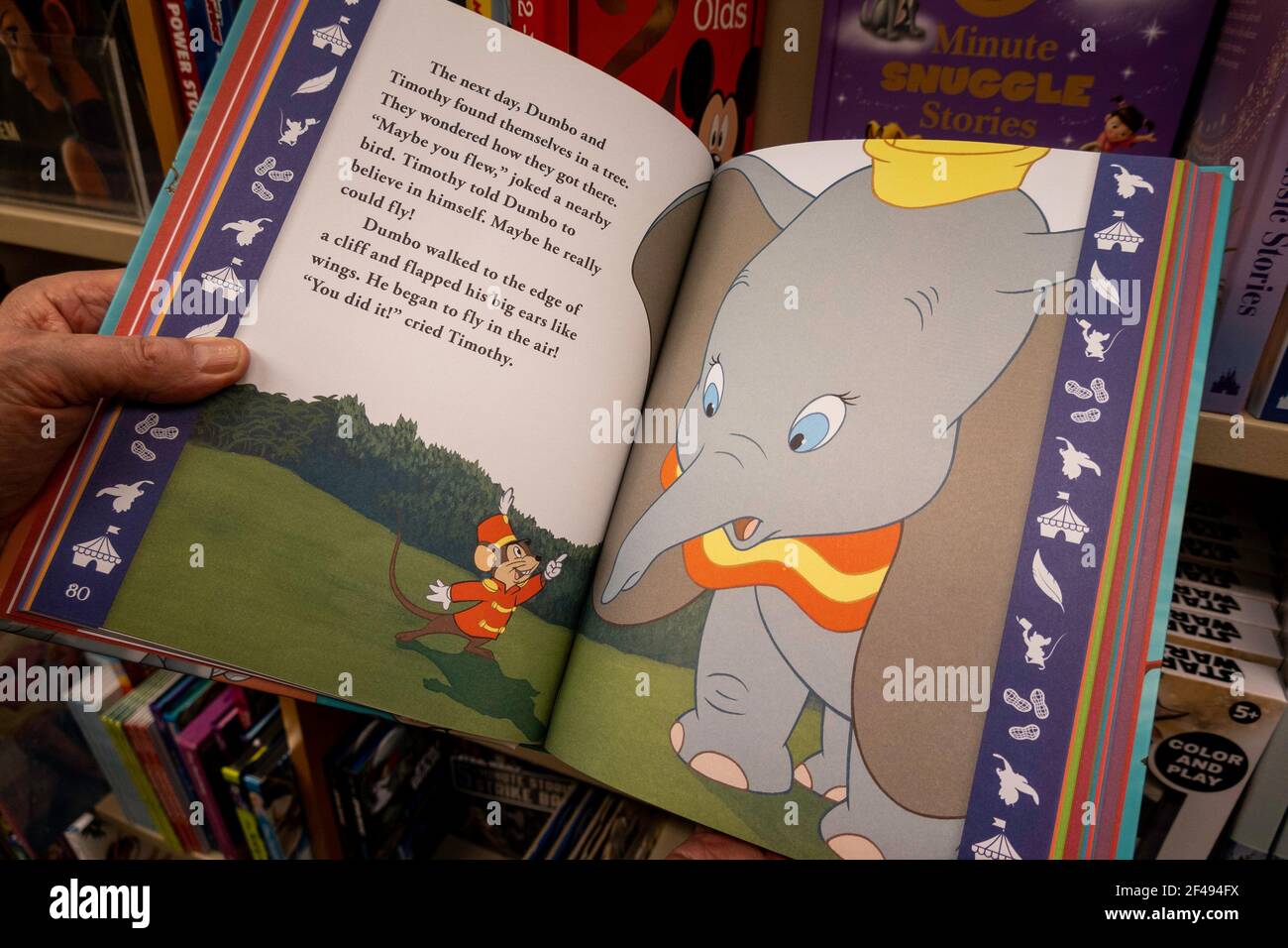 Barnes & Noble Booksellers Mostra libro nella sezione bambini, New York, USA Foto Stock