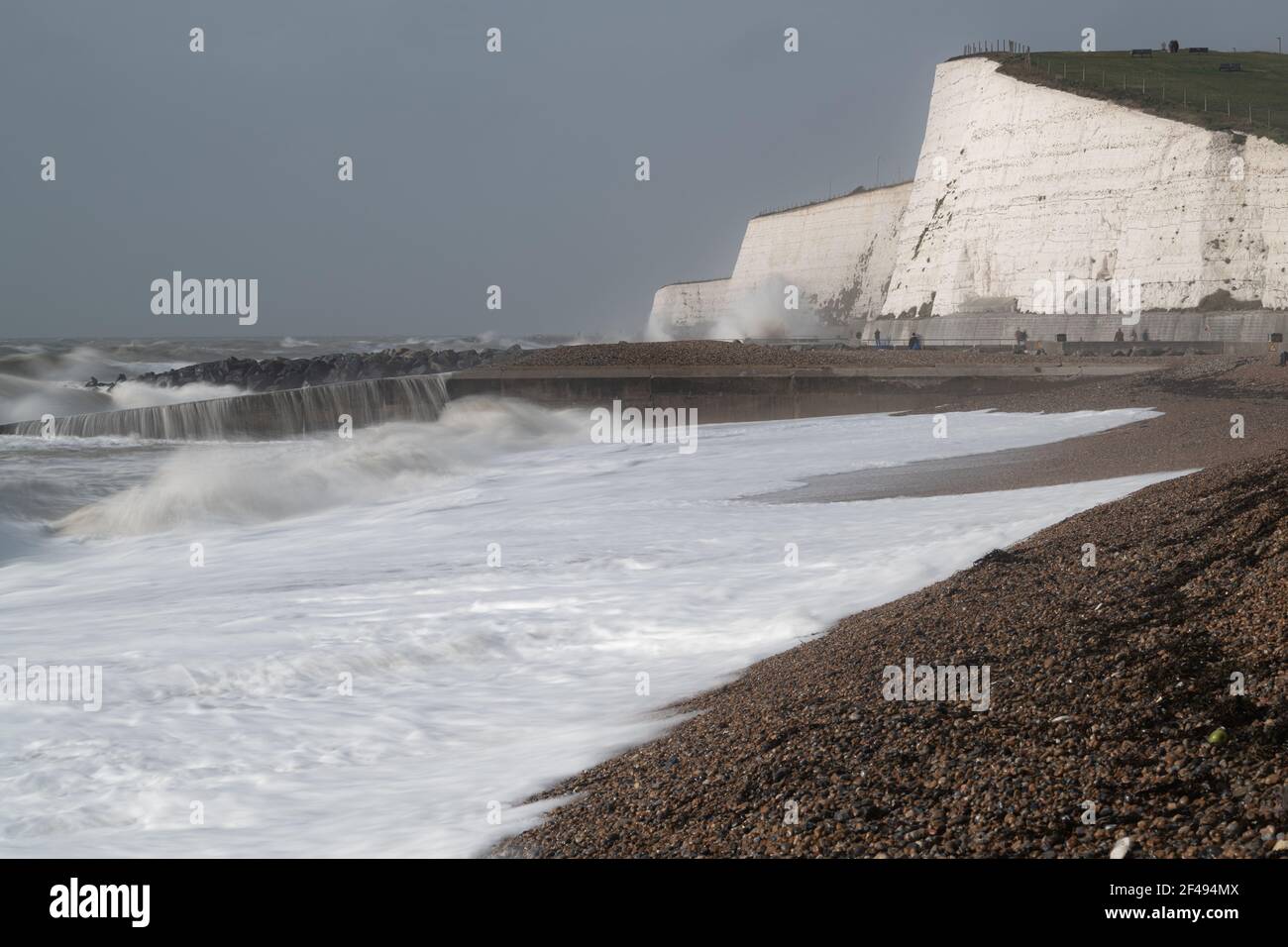 Scogliere di gesso bianco, passeggiata sotto la scogliera e colline del South Downs National Park, Saltdean, East Sussex, Regno Unito Foto Stock