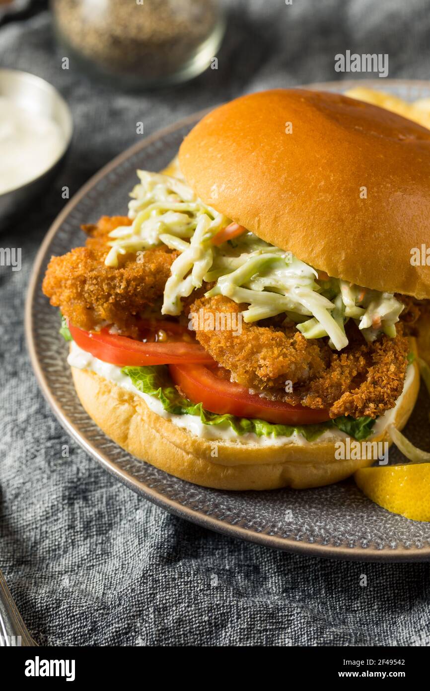 Panino di granchio morbido fritto fatto in casa con patatine Foto Stock