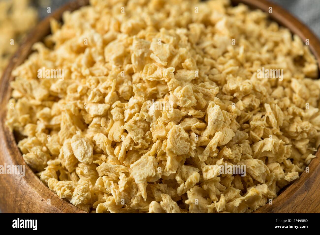 Proteina vegetale grezza organica testurata TVP in una ciotola Foto Stock