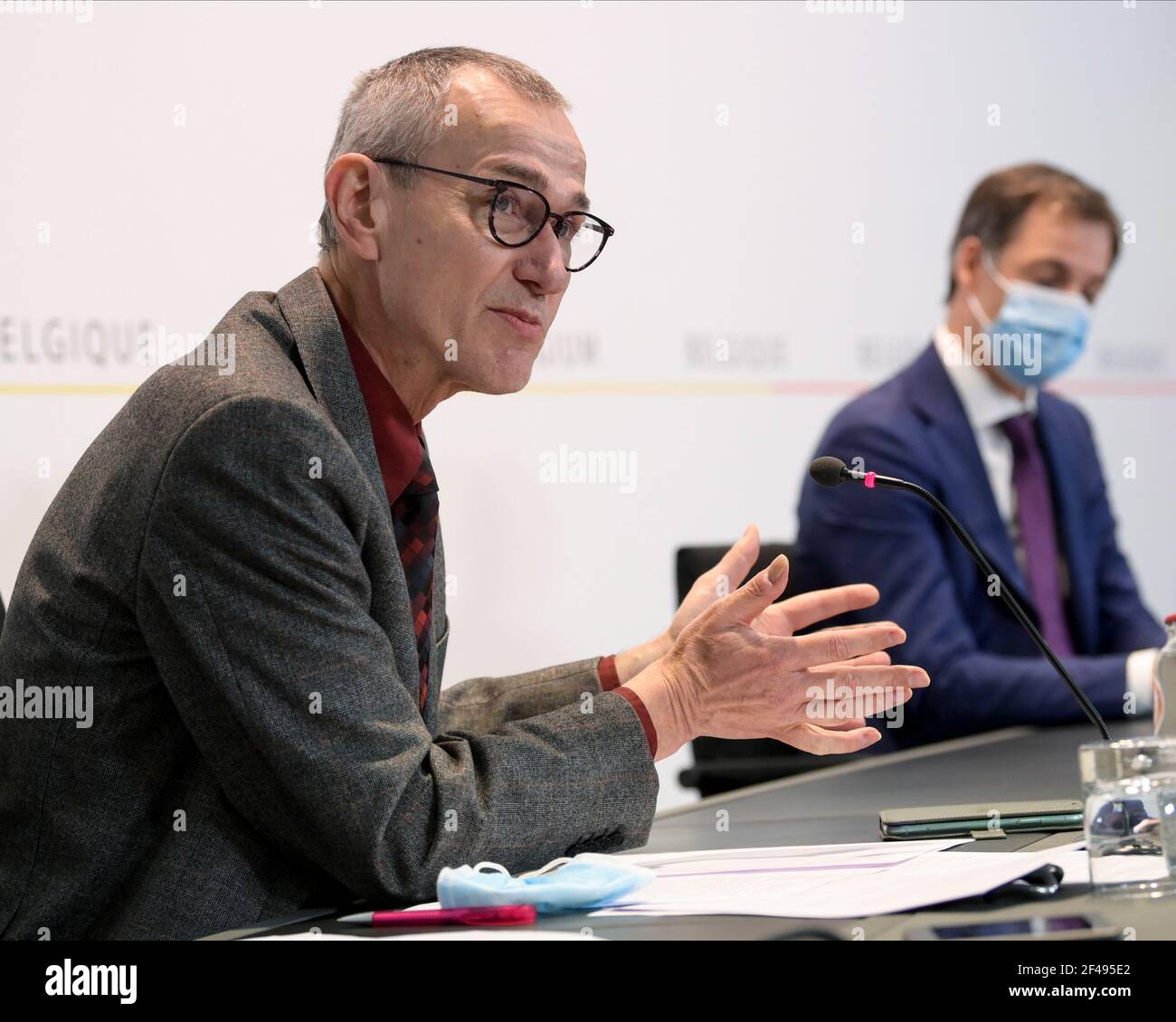 Vice primo Ministro e Ministro della Sanità pubblica e degli Affari sociali Frank Vandenbroucke e il primo ministro Alexander De Croo hanno ritratto durante un premere con Foto Stock