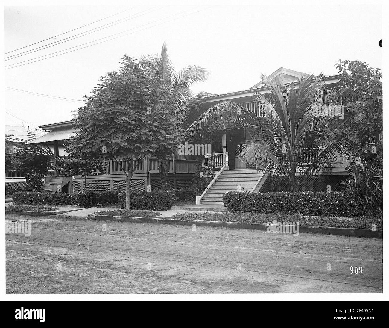 Manila, Filippine. Vista su una casa privata con terrazza e palme su una strada Foto Stock