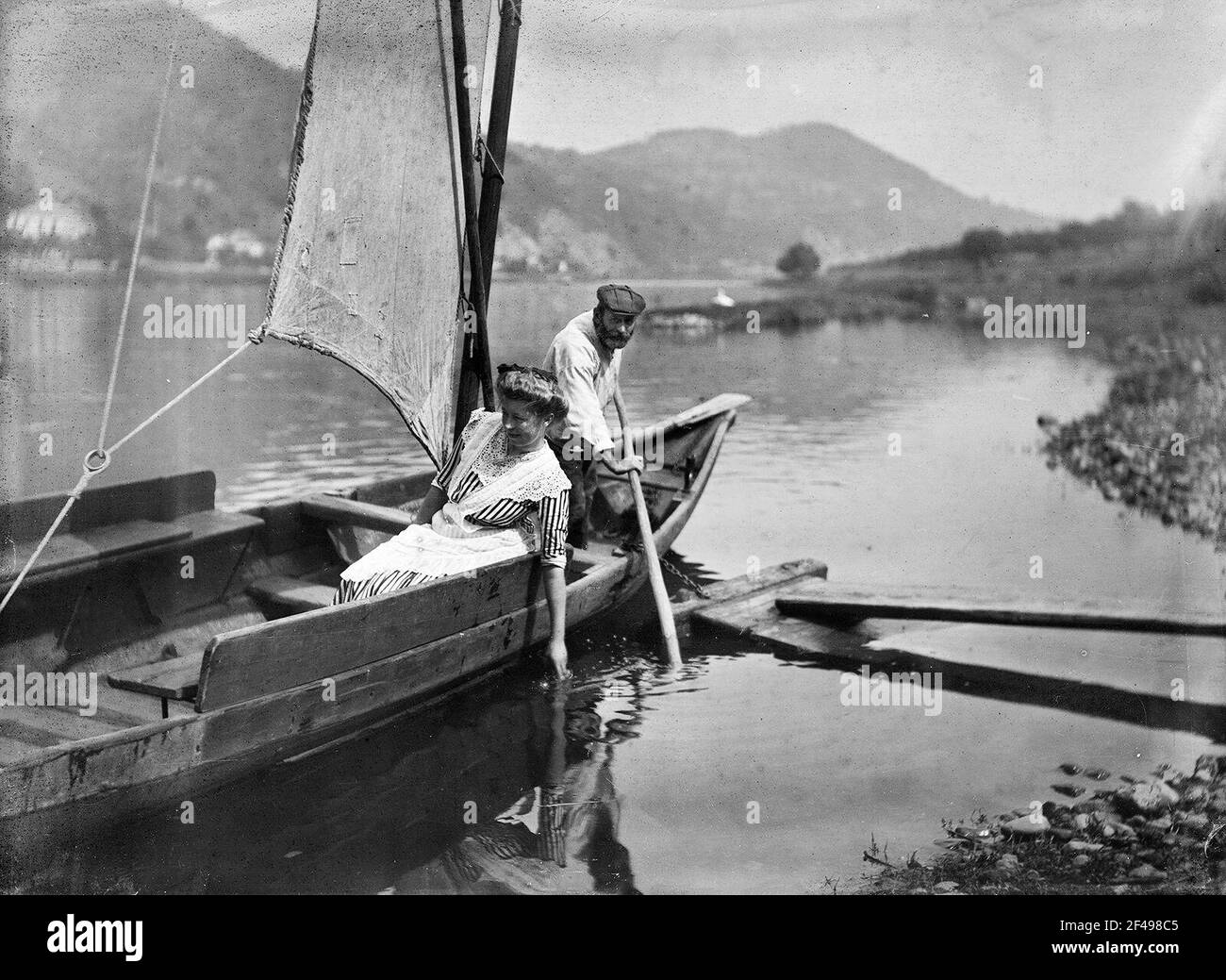 Coppia in barca a vela sull'Elba a Tichlowitz Foto Stock