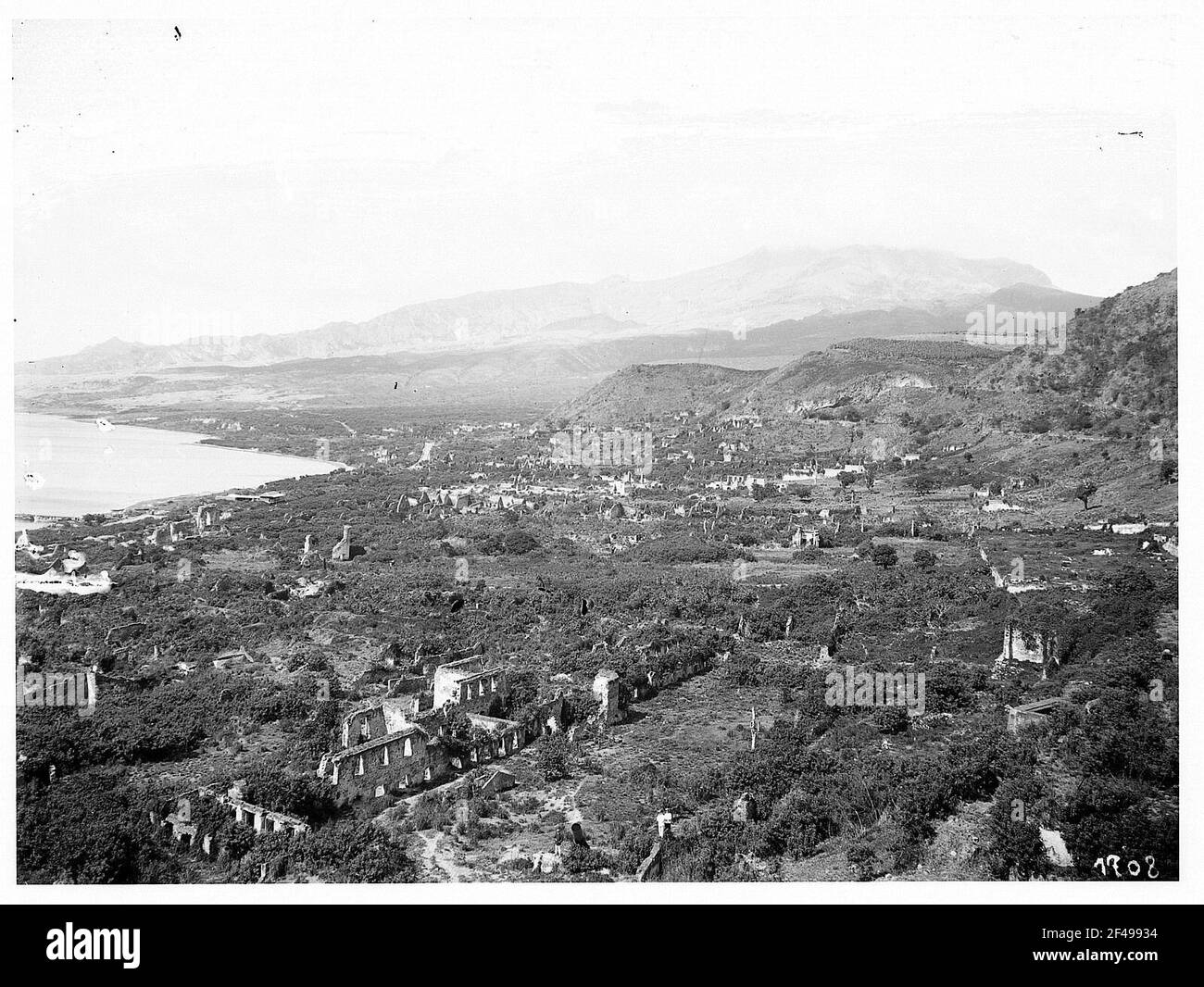 San Pietro (Martinica). Rovina paesaggio dopo lo scoppio del Vulkan Mont Pelée nel 1902. Vista da una collina Foto Stock