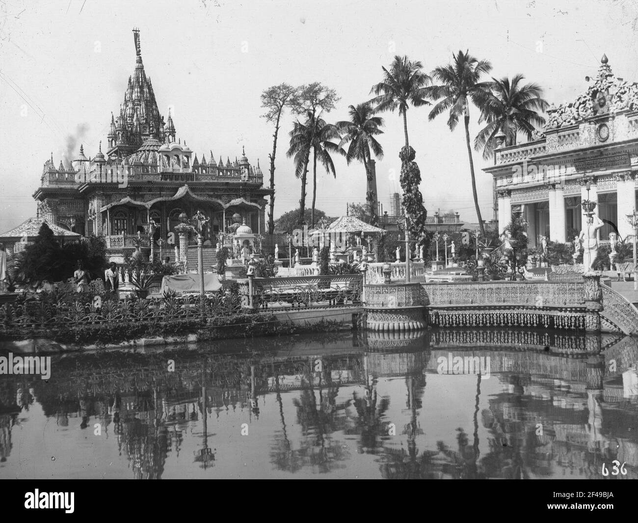Calcutta, India. Jintempel (1867). Sistema totale con sculture di leoni e bacini d'acqua Foto Stock