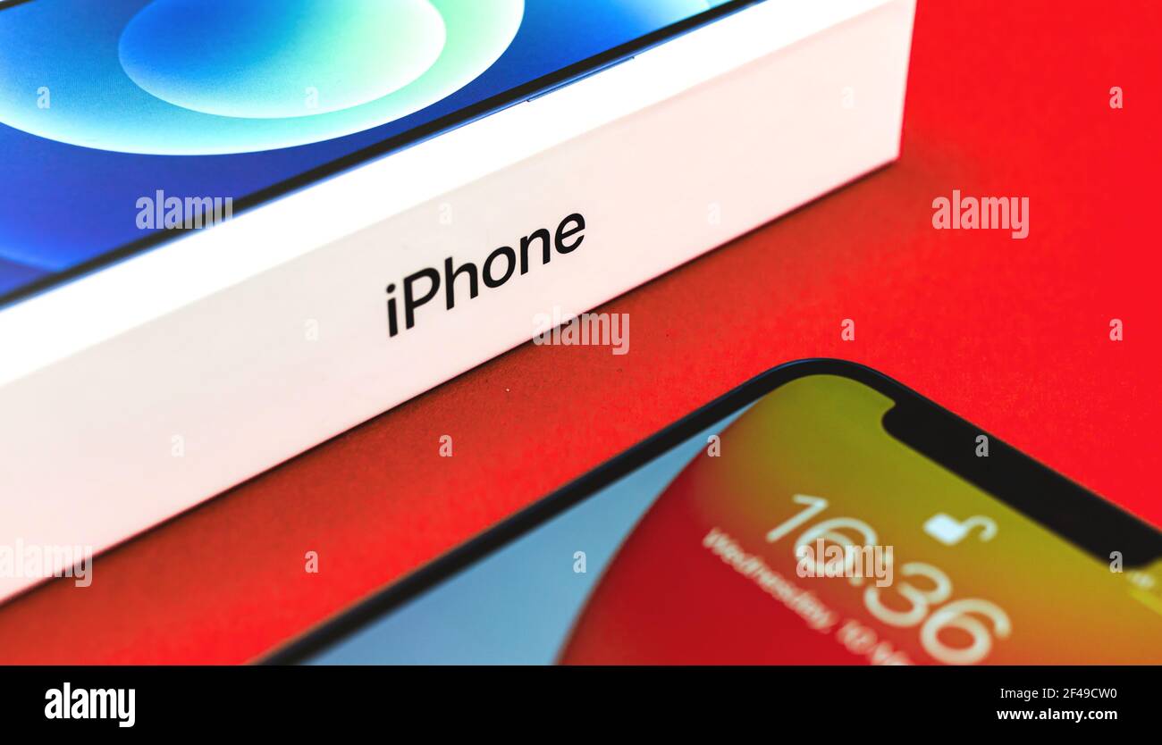 Kharkov, Ucraina - 12 Marzo 2021: Apple iPhone 12 confezione e logo foto Foto Stock