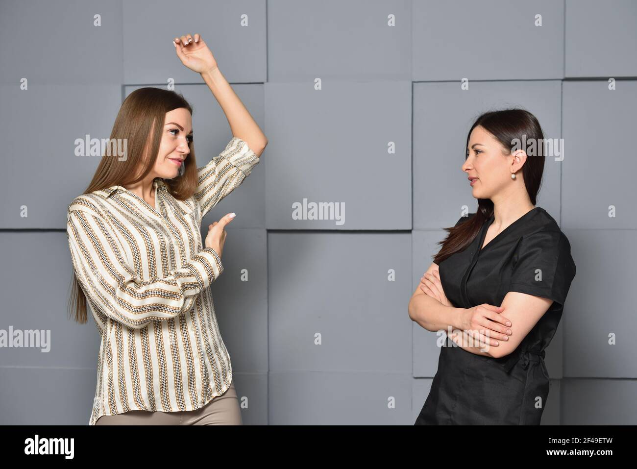 Donna spiega all'estetista che ha bisogno di depilazione Foto Stock