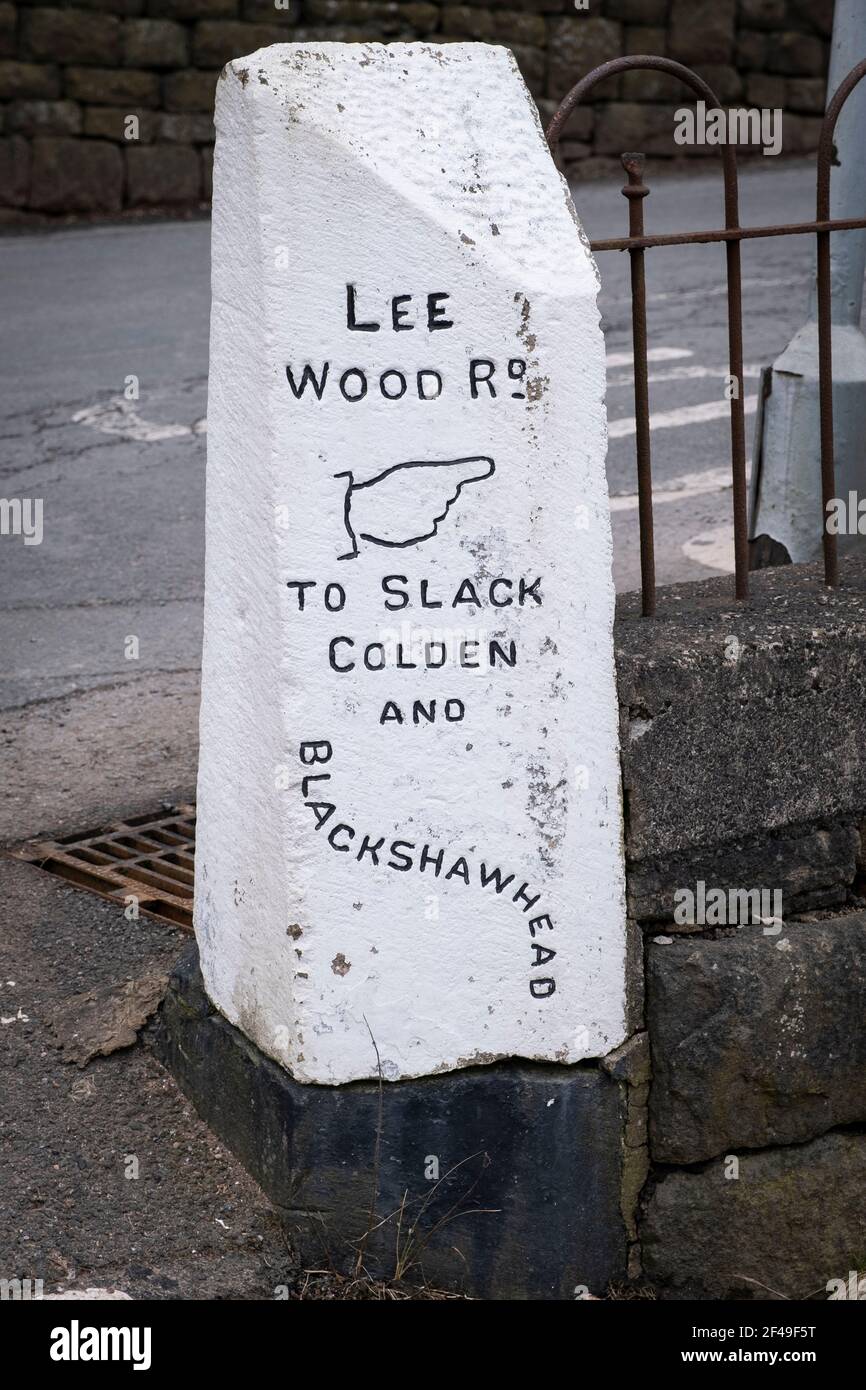 Lee Wood Road, Slack Colden e Blackshawhead, segui le indicazioni per Heptonstall e Hebden Bridge, Calderdale, West Yorkshire, Regno Unito Foto Stock