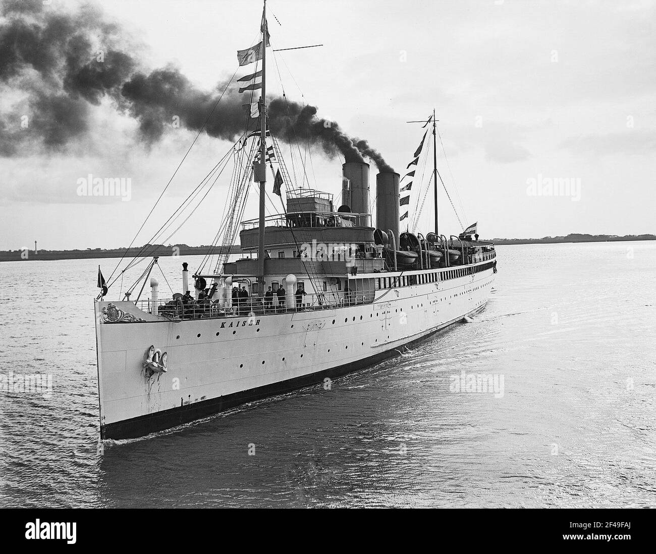 K? Sten Passenger Steamer "Kaiser" di Hapag Hamburg. Vista sul budget dalla parte anteriore durante la guida nel battello a vapore "Kaiser" di Hapag Hamburg. Una vista obliqua dalla parte anteriore durante la guida nel munch dell'elba Foto Stock