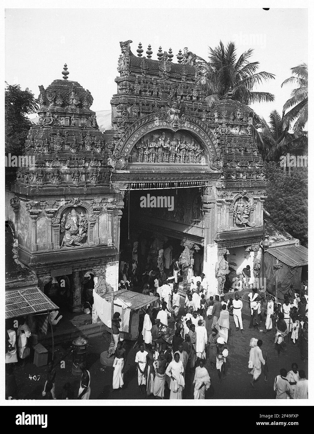 Madurai (India). Scena di strada di fronte a un tempio Foto Stock