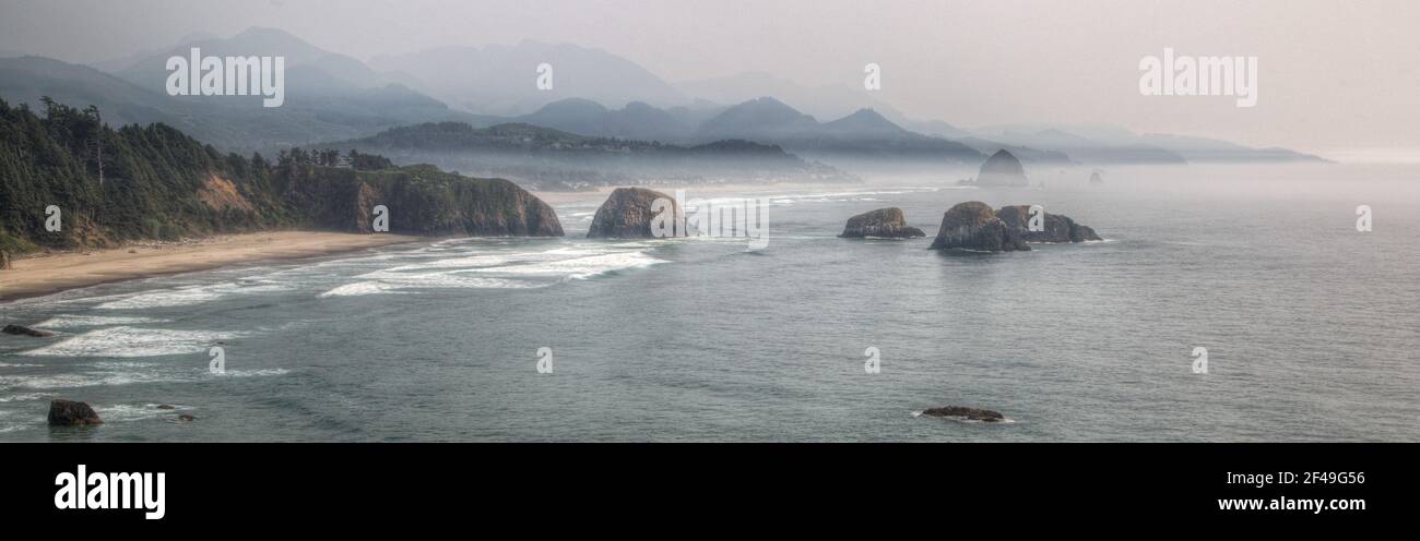 Cannon Beach e Haystack in smog Foto Stock