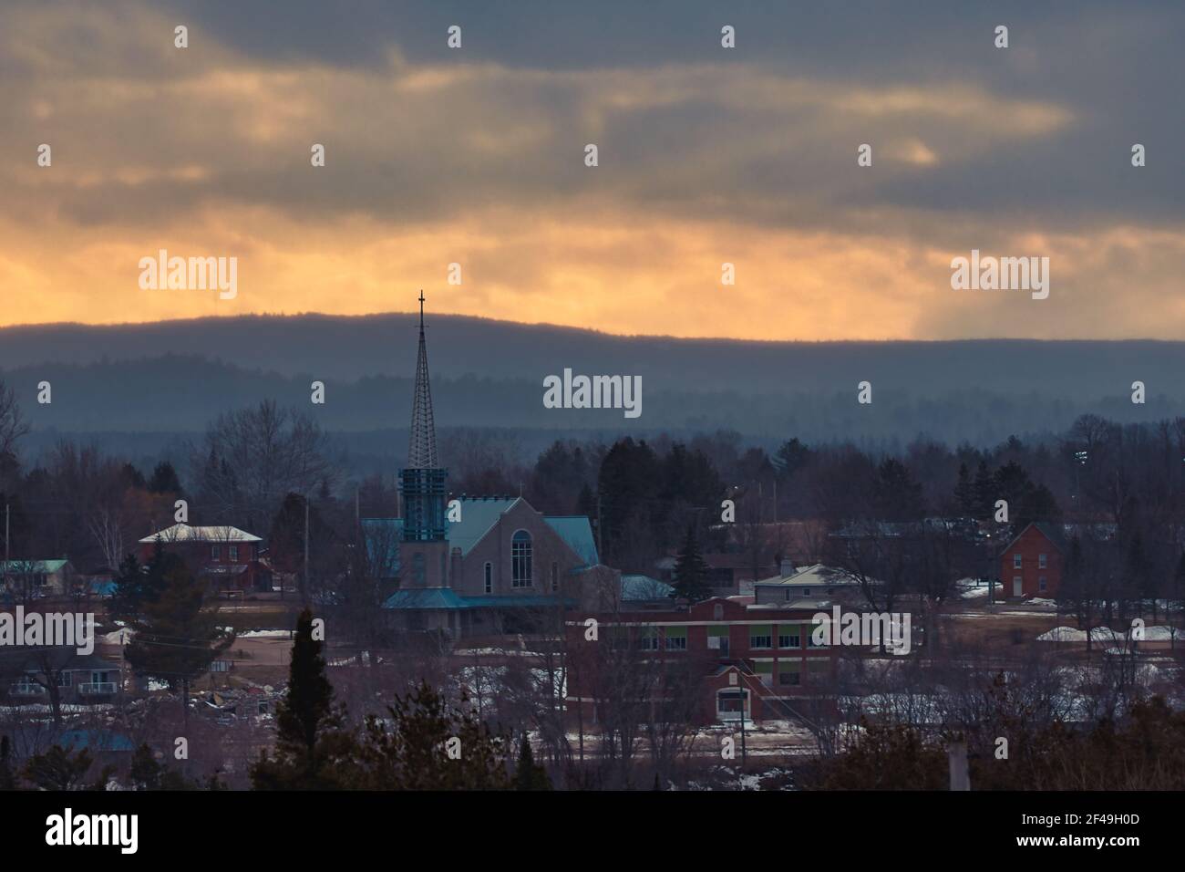 La sezione meridionale della cittadina di Eganville, Ontario, Canada, è vista dalla cima di una collina al tramonto il 12 marzo 2021. Foto Stock