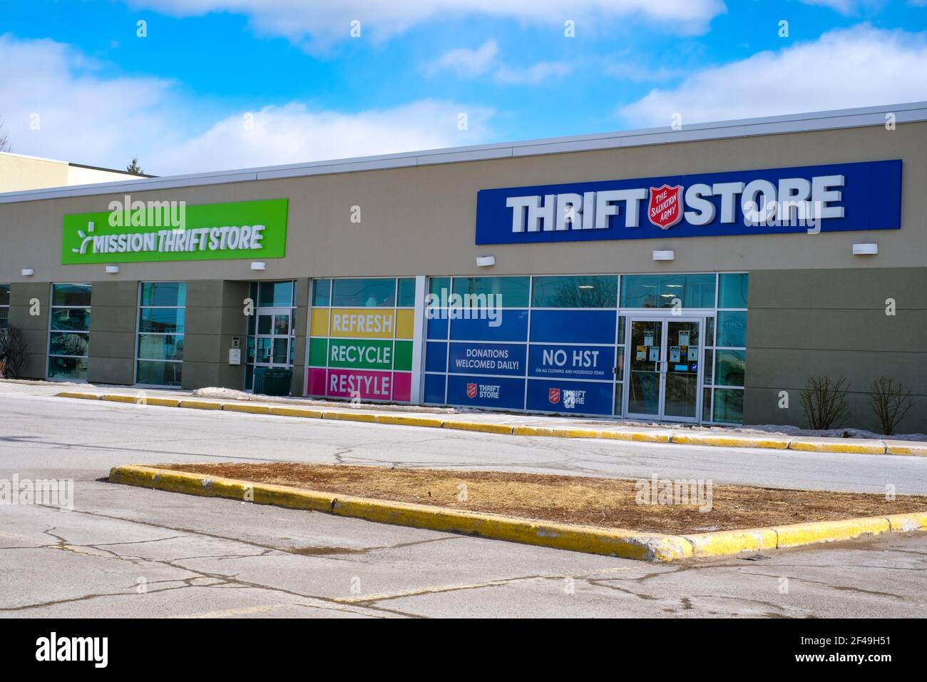 Ottawa, Ontario, Canada - 14 marzo 2021: Due negozi di Christian Thrift, il Mission Thrift Store e un negozio dell'Esercito della salvezza al Lynwood Foto Stock