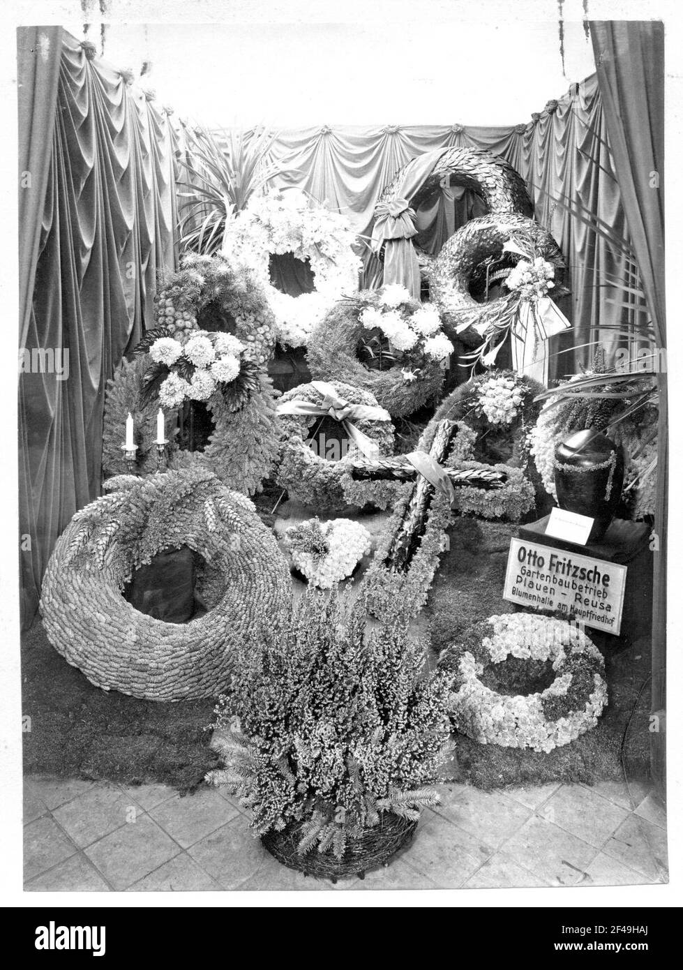 Promemoria della pubblicità floreale e vegetale. Plauen i. V., dal 29 settembre al 7 ottobre 1930 organizzato dal Vogtland Gärtnerverein. Parte espositiva con corone dell'orticoltura otto Fritzsche, Plauen-reusa Foto Stock