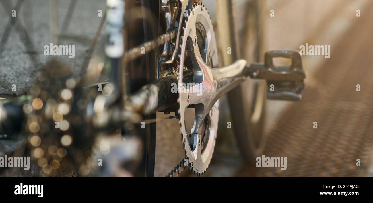 Intestazione del sito Web per una visione dettagliata dei meccanismi delle biciclette. Pignone, pedale e catena su una mountain bike Foto Stock