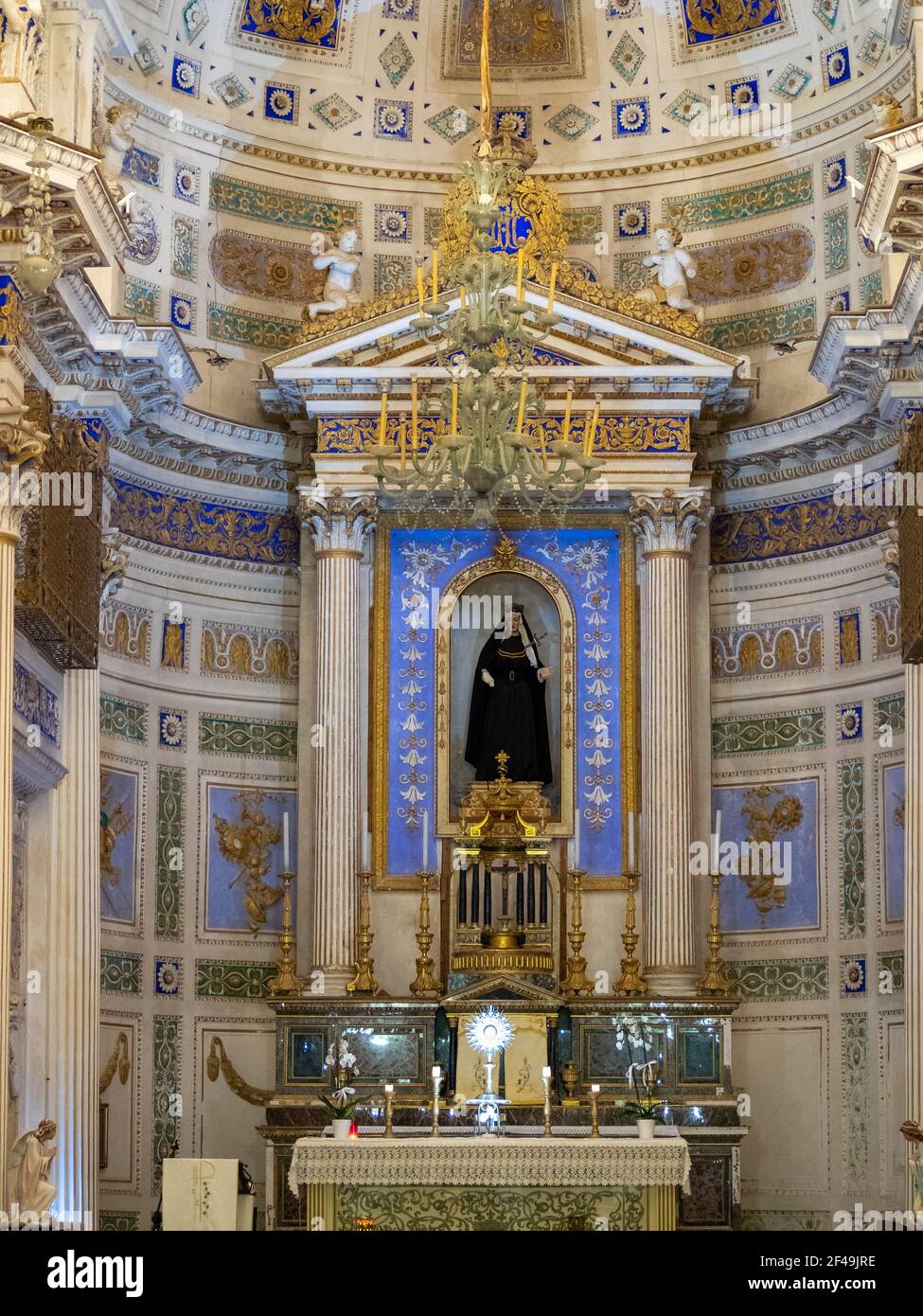 Altare maggiore della Chiesa di San Giovanni Evangelista, Scicli Foto Stock