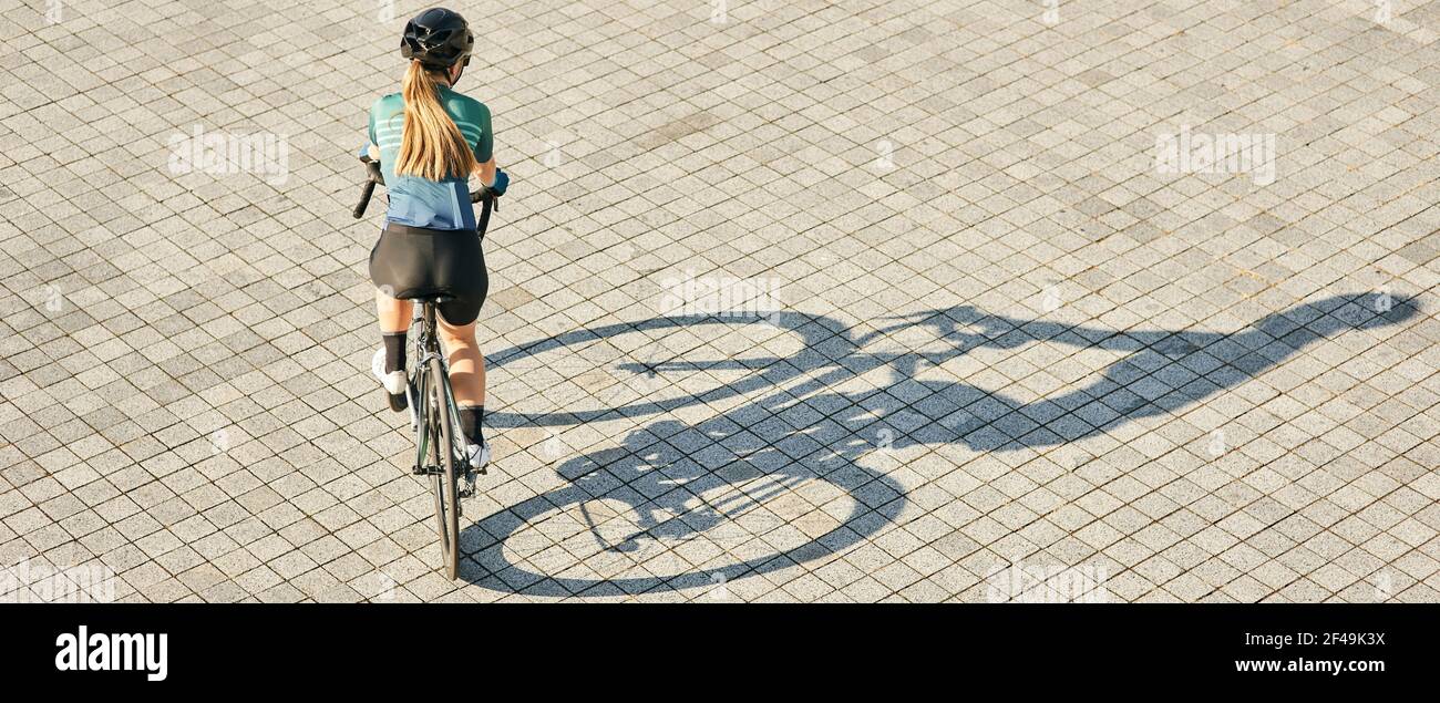 Intestazione del sito web di vista aerea ripresa di ciclismo femminile professionista, allenarsi all'aperto in una calda giornata di sole Foto Stock