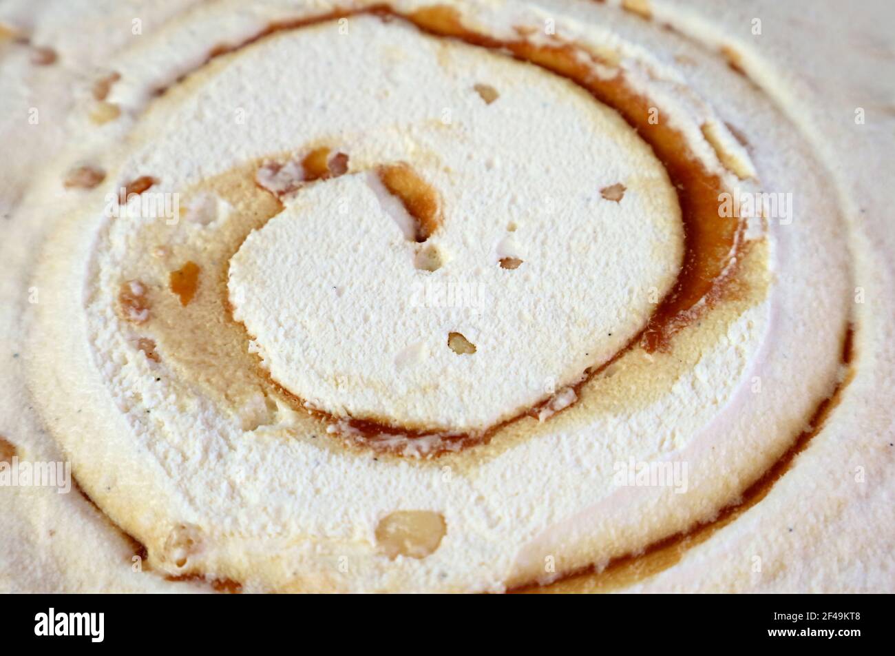 Modello a spirale e struttura di deliziosa noce di Macadamia al caramello salato Gelato Foto Stock