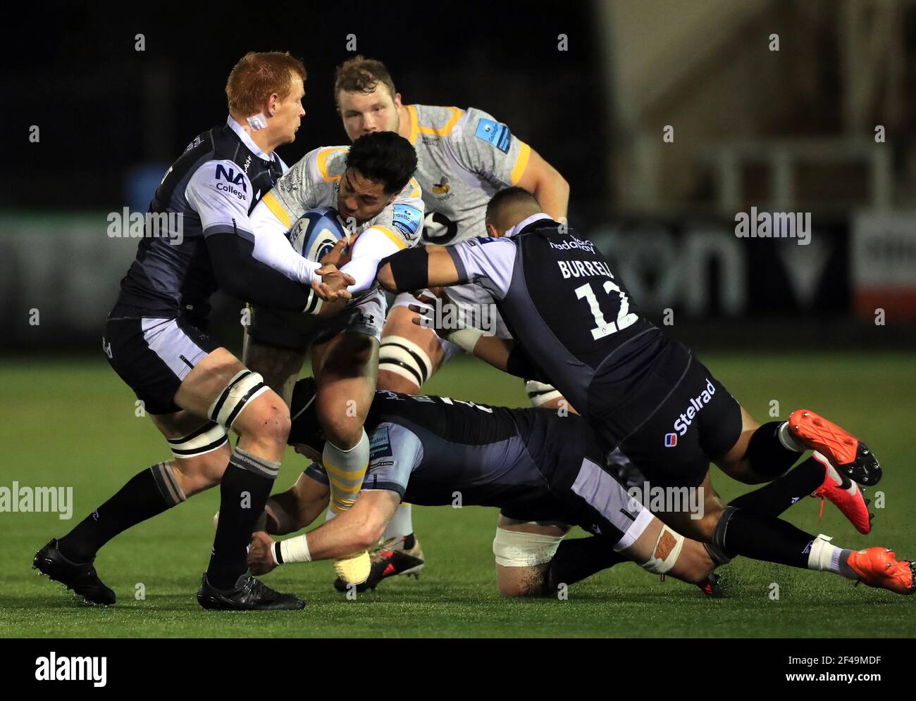 Malakai Fekitoa di Wasps (centro) affrontato da Philip Van Der Welt di Newcastle Falcons (a sinistra) Will Welch e Luther Burrell durante la partita della Gallagher Premiership al Kingston Park di Newcastle. Data immagine: Venerdì 19 marzo 2021. Foto Stock