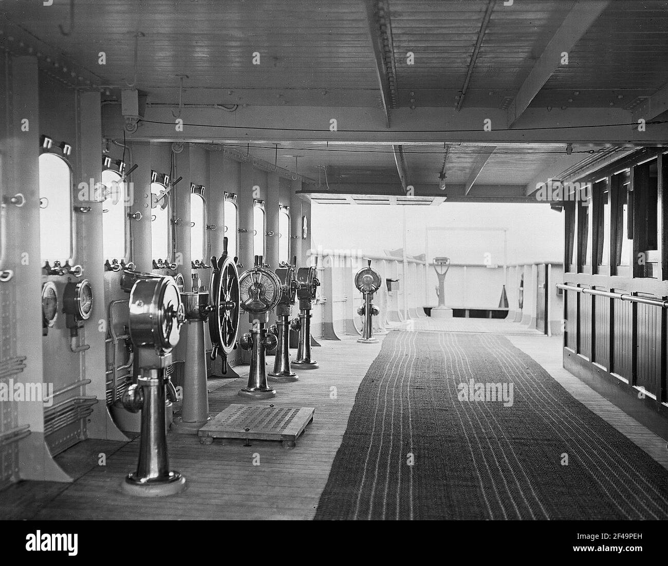 Hochsee passeggero vaporiera 'Imperatore' di Hapag Amburgo (linea Amburgo-America). Ponte di comando (non occupato). Guarda il transetto sugli impianti della tecnica di montaggio della nave e ponti piroscafo passeggeri d'alto mare "Imperatore" dell'Hapag Amburgo (linea Amburgo-America). Ponte di comando (non occupato). Guarda il transetto sugli impianti di tecnologia cantieristica e Brückennock Foto Stock