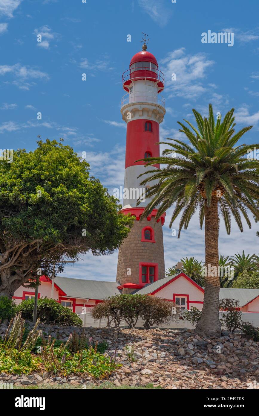 Famoso faro Swakopmund a Swakopmund, città sulla costa atlantica della Namibia nord-occidentale, verticale Foto Stock