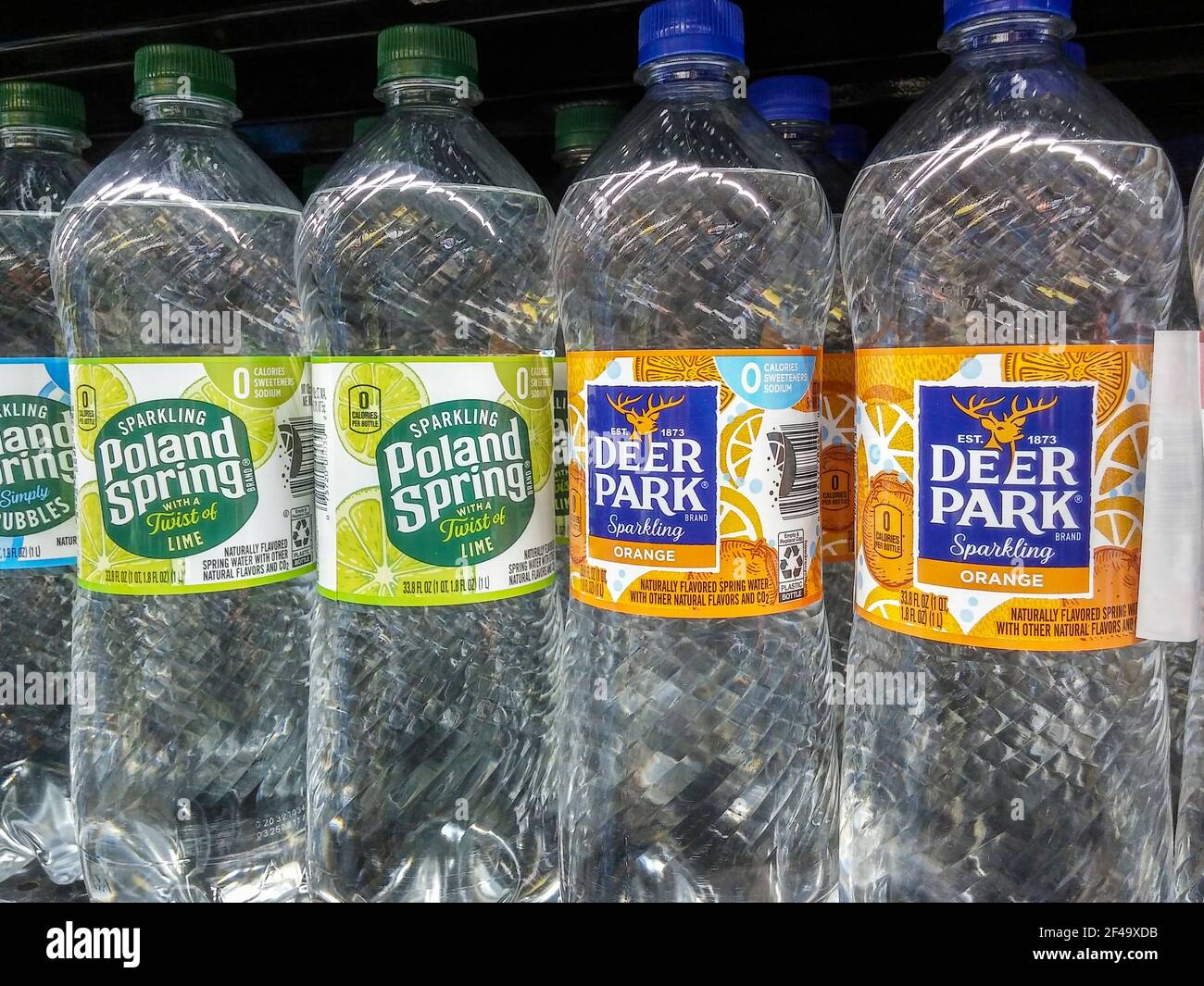 New York, Stati Uniti. 18 Marzo 2021. Bottiglie di Polonia acqua di marca  Primavera e Deer Park, in precedenza NestlÃPhoto da prodotti, in un  supermercato a New York giovedì 18 marzo 2021.