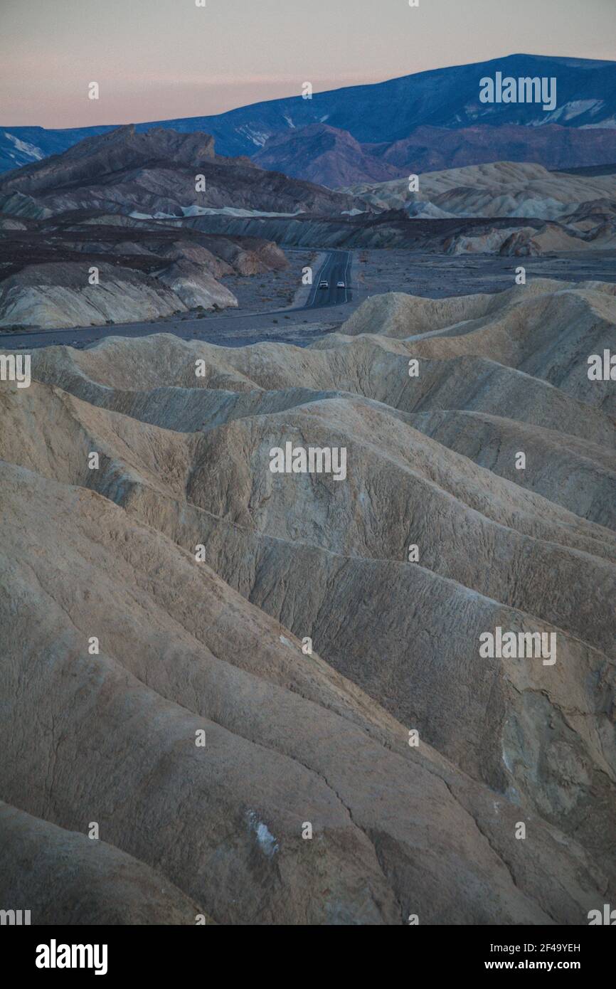 Zabriskie Point al tramonto, con una strada vuota in lontananza Foto Stock
