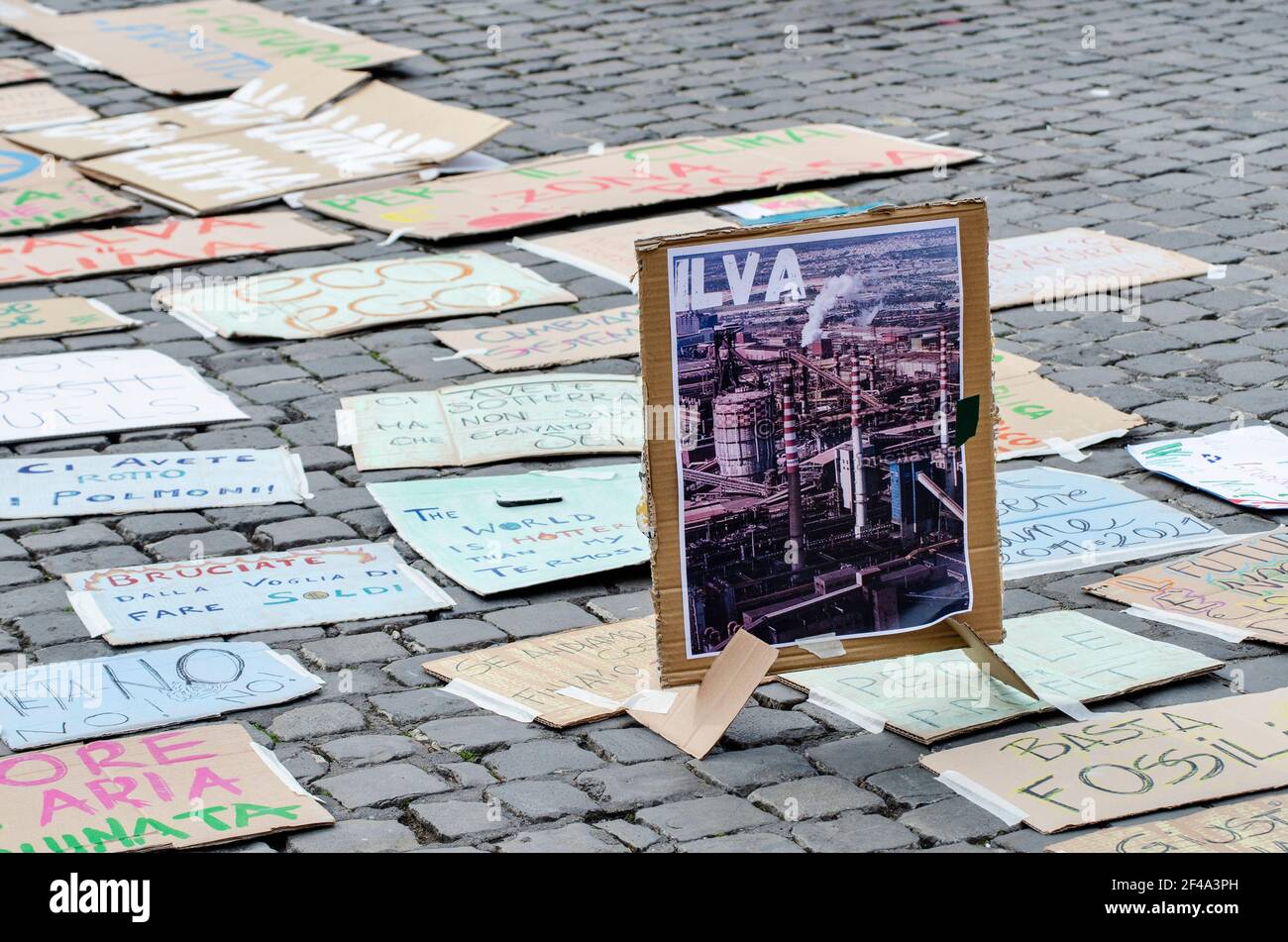 Roma, Italia. 19 marzo 2021. Venerdì per il futuro Roma ha tenuto una manifestazione in Piazza del Popolo per celebrare il secondo anniversario dello Sciopero Globale per la futura manifestazione. Il raduno, contro il riscaldamento globale e il cambiamento climatico, è stato organizzato a livello globale seguendo le azioni del venerdì per il futuro direttamente correlate a Greta Thunberg. Credit: LSF Photo/Alamy Live News Foto Stock