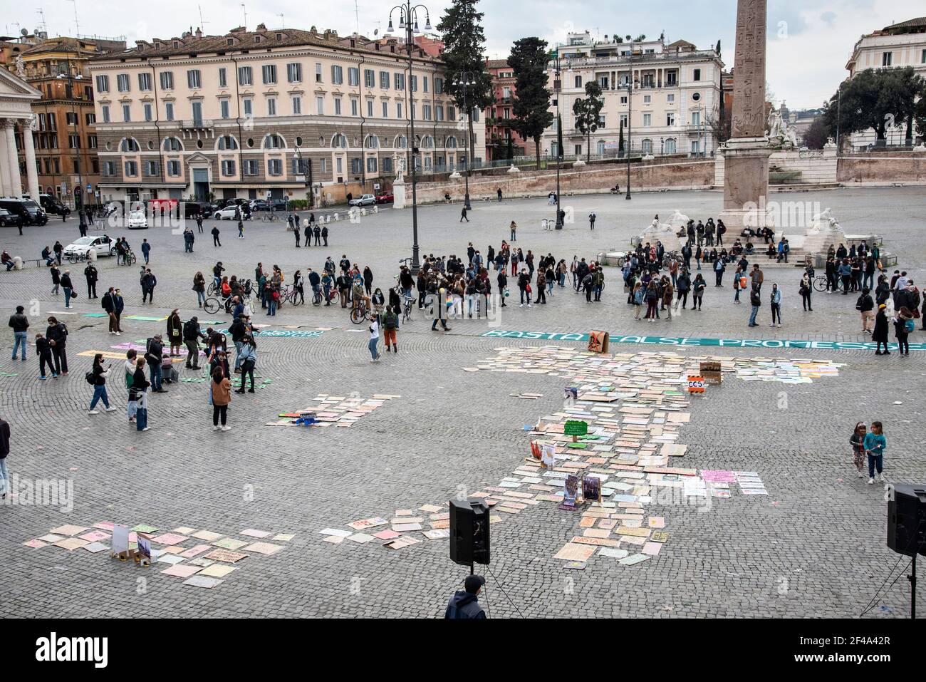 Roma, Italia. 19 marzo 2021. Venerdì per il futuro Roma ha tenuto una manifestazione in Piazza del Popolo per celebrare il secondo anniversario dello Sciopero Globale per la futura manifestazione. Il raduno, contro il riscaldamento globale e il cambiamento climatico, è stato organizzato a livello globale seguendo le azioni del venerdì per il futuro direttamente correlate a Greta Thunberg. Credit: LSF Photo/Alamy Live News Foto Stock