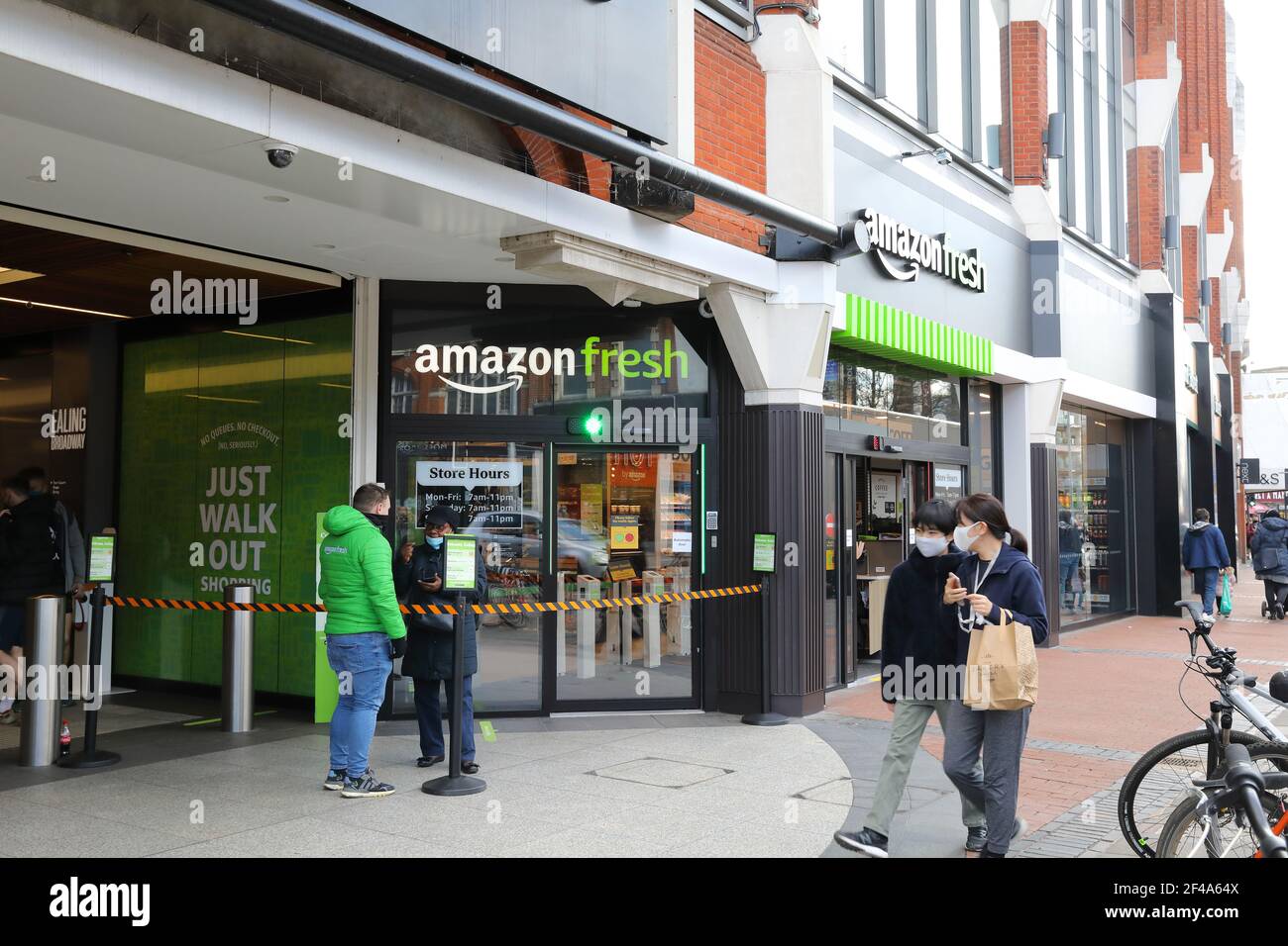 Amazon Fresh - un negozio fisico che offre un'esperienza conveniente di  acquisto di generi alimentari che utilizza la tecnologia Just Walk out di  Amazon, a Londra, Regno Unito Foto stock - Alamy