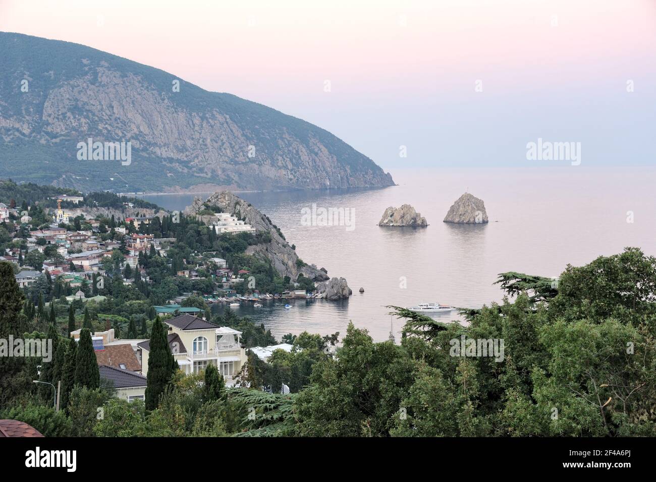 = Baia di Gurzuf al tramonto = Panoramica Baia di Gurzuf da Snegiri Guest House al tramonto in estate. Nella foto: Insediamento di Gurzuf, baia di Gurzuf e Adalary Foto Stock