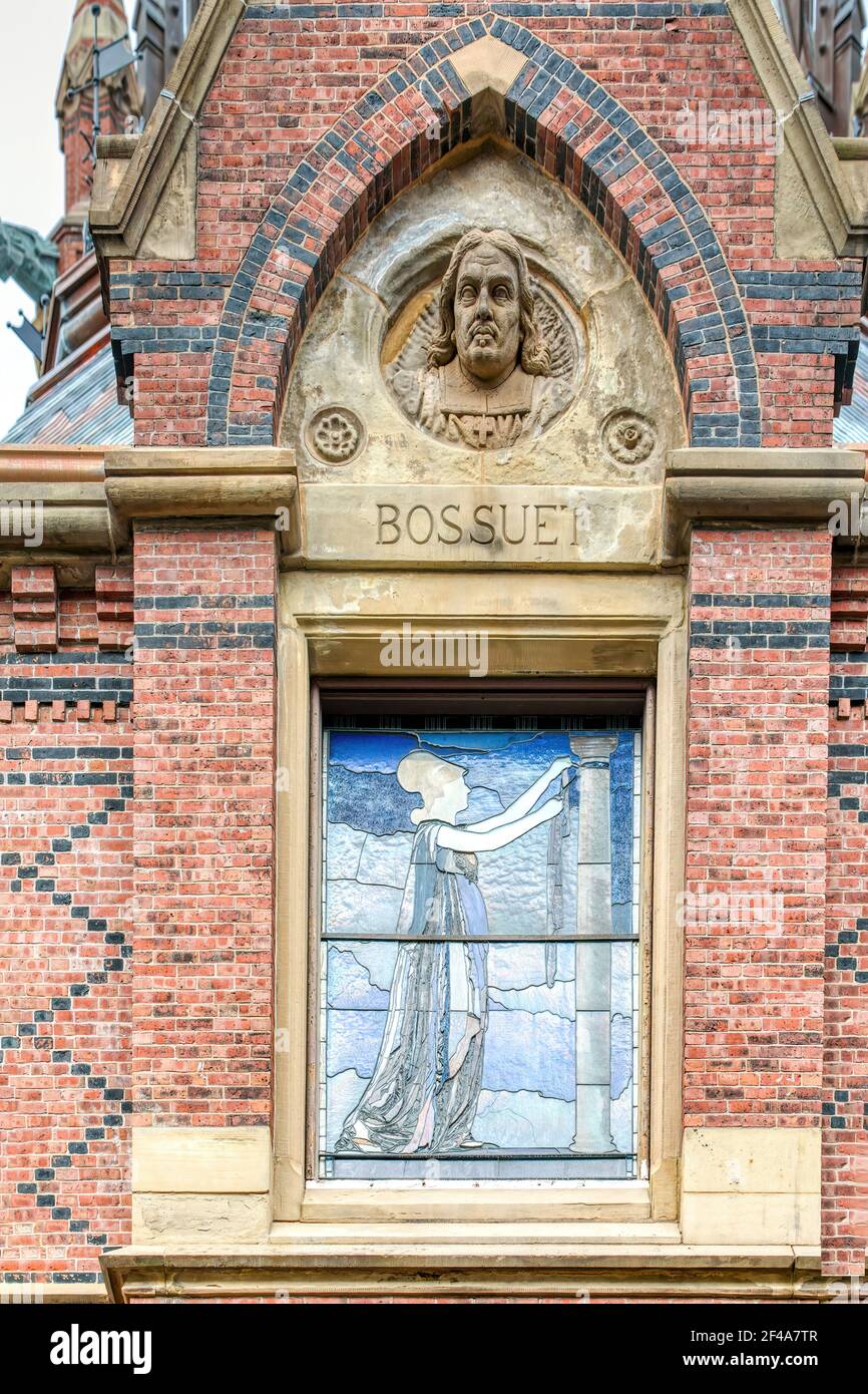 La sala commemorativa dell'Università di Harvard raffigura i grandi oratori (Bossue qui) alla sua estremità orientale (Sanders Theatre), su Quincy Street a Cambridge, Mass. Foto Stock