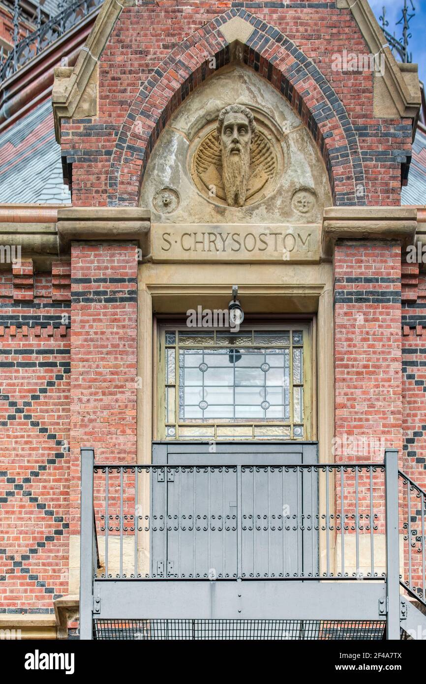 La sala commemorativa dell'Università di Harvard raffigura i grandi oratori (Chrysostom qui) alla sua estremità orientale (Sanders Theatre), su Quincy Street a Cambridge, Mass. Foto Stock