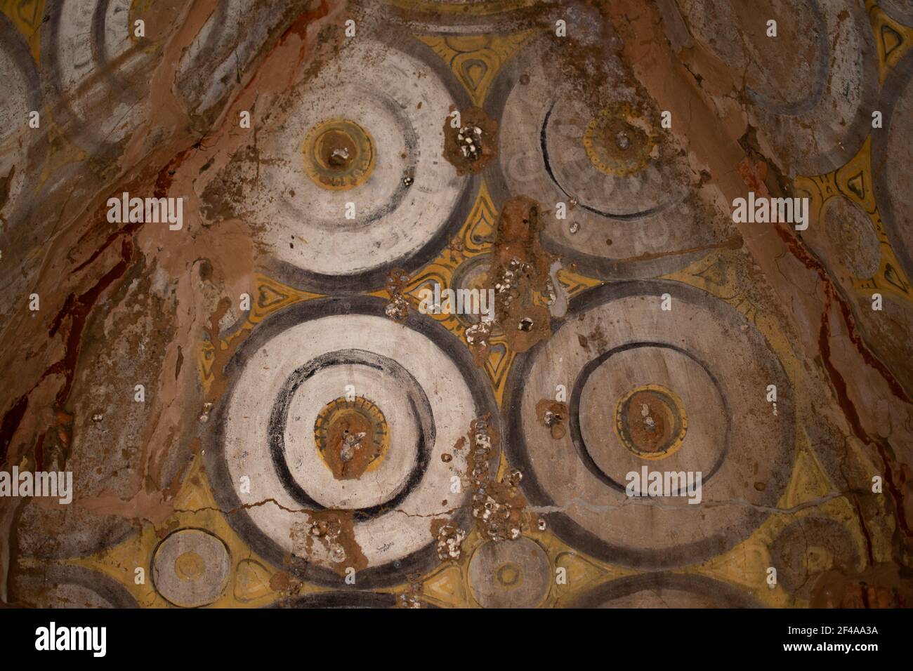 BAGAN, NYAUNG-U, MYANMAR - 2 GENNAIO 2020: Dipinti e disegni storici delle pareti all'interno di un tempio pagoda a Pagan Foto Stock