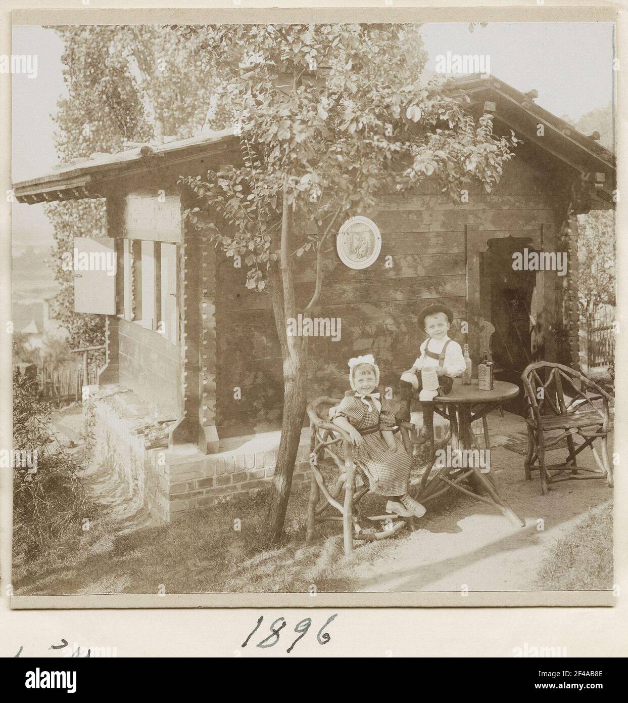 Due bambini della famiglia Römmler di fronte a un casa giardino Foto Stock