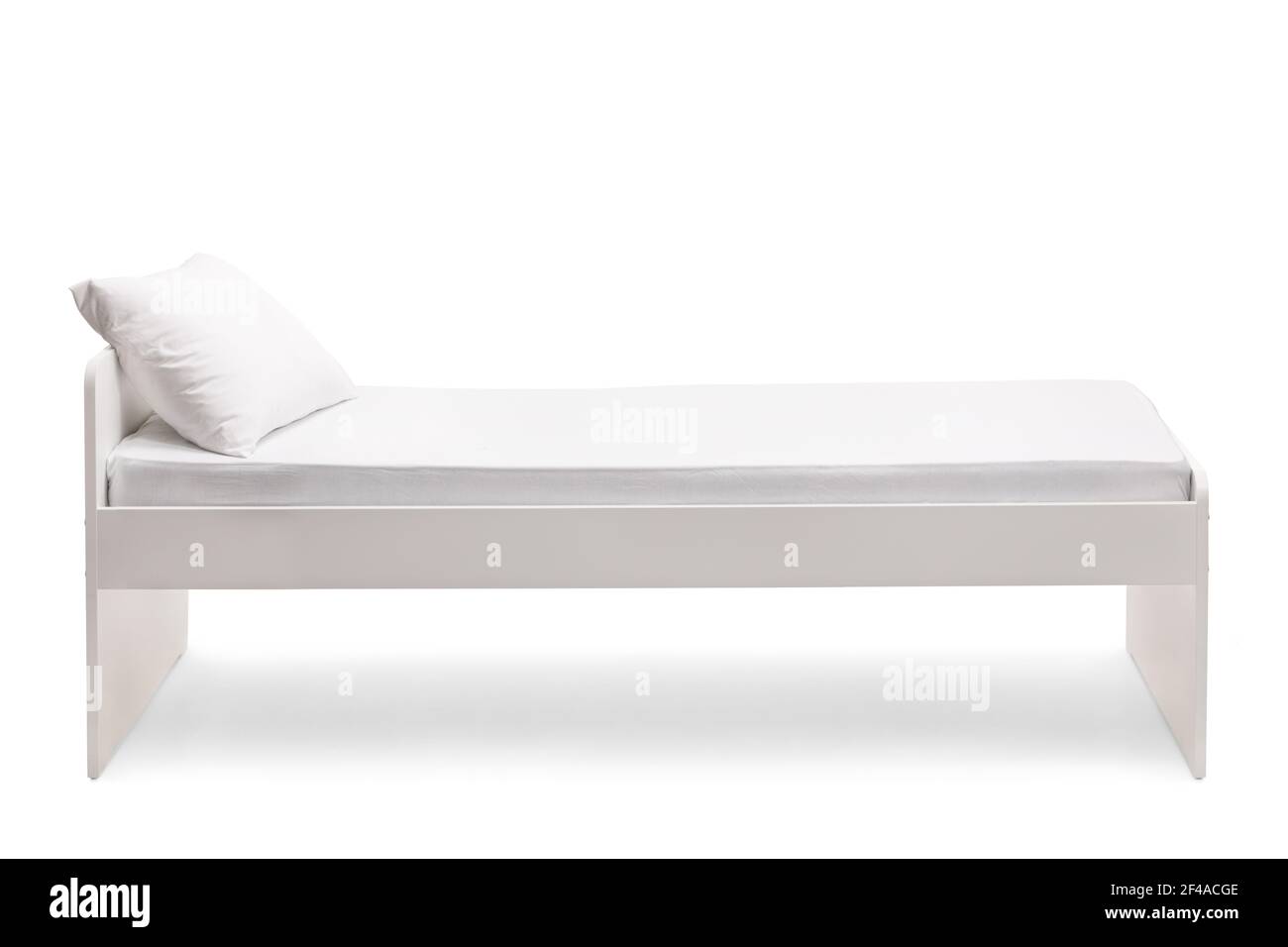 Studio di un letto singolo con un cuscino isolato su sfondo bianco Foto Stock