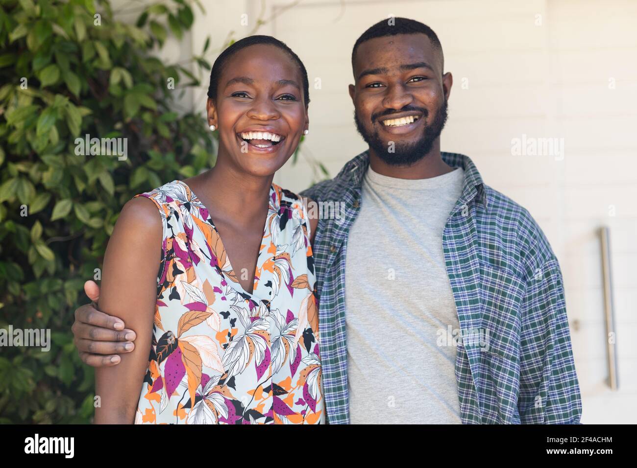 Ritratto di sorridente coppia afroamericana abbracciata nel giardino Foto Stock