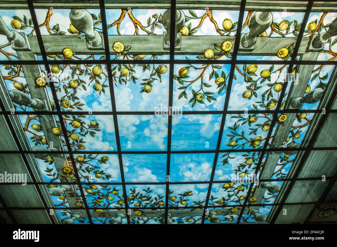 Firenze, Italia. Un intricato soffitto di vetro colorato nell'hotel Villa Olmi. È diviso in più pannelli di copertura della luce contigui. (Per editoriale Foto Stock