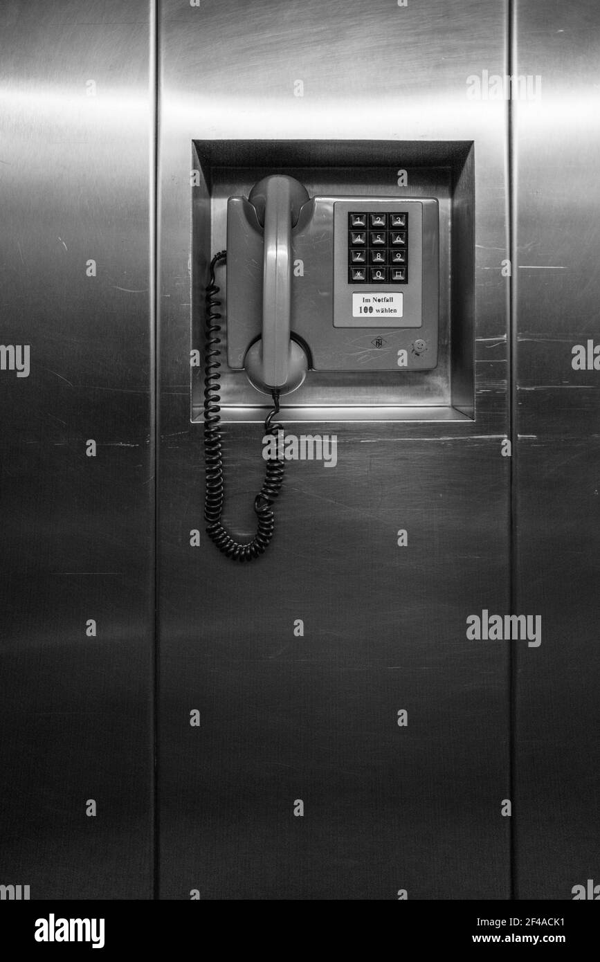 in un ascensore c'è un telefono di emergenza Foto Stock