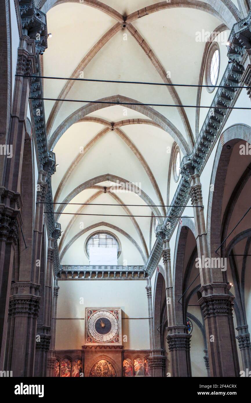 Firenze, Italia. Duomo o Santa Maria del Fiore, che mostra un orologio sopra l'ingresso. (Solo per uso editoriale) Foto Stock
