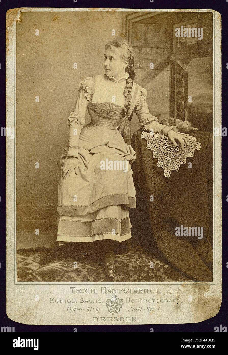 Clementine Schuch-Proska (1850-1932, soprano) come Margarete (Gretchen) in 'Faust' di Charles Gounod. Hoodtheater Dresden, 1882. La fotografia (Cabinet, carta albumina su cartone con stampa da studio e termini successivi verso) dell'Atelier Teich-Hemfstaengl, Dresda, denota 1882. CA 16 x 10.9 cm. Dresda: Slub mscr.dresd.app.schuch, caps. 7 Foto Stock
