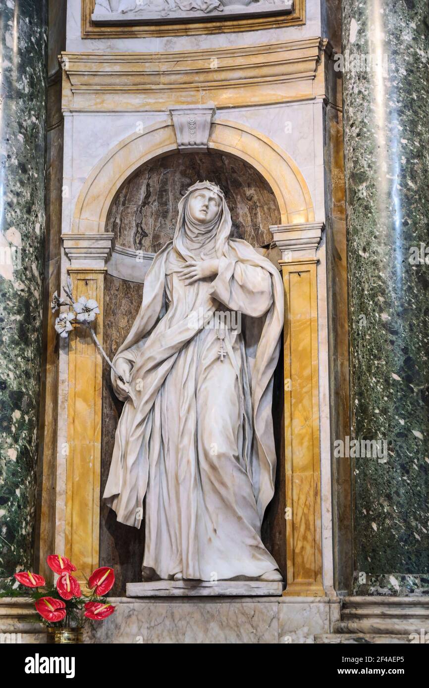 Siena, Italia. Statua di Santa Caterina da Siena, nella Cattedrale di Santa Maria Assunta. (Solo per uso editoriale) Foto Stock