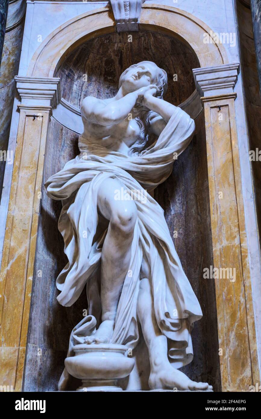 Siena, Italia. Statua di Maria Maddalena di Bernini nella Cappella Chigi  nella Cattedrale di Santa Maria Assunta. (Solo per uso editoriale Foto  stock - Alamy