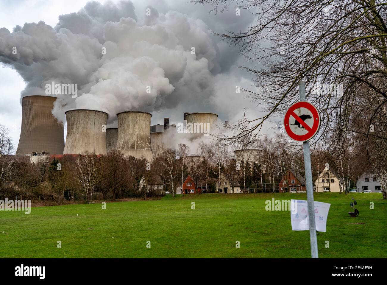 La centrale elettrica alimentata a lignite, la centrale elettrica RWE Power AG Niederaußem, distretto di Auenheim, direttamente presso la centrale elettrica, campo sportivo, appartiene a Bergheim, NR Foto Stock