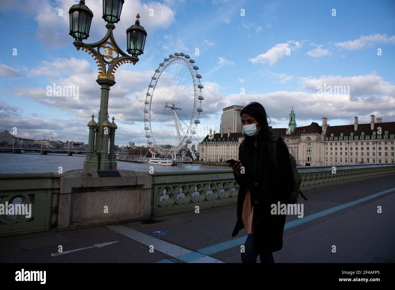 Londra, Regno Unito, 19 marzo 2021, Pedestrian indossare maschera di protezione Credit: Loredana Sangiuliano/Alamy Live News Foto Stock