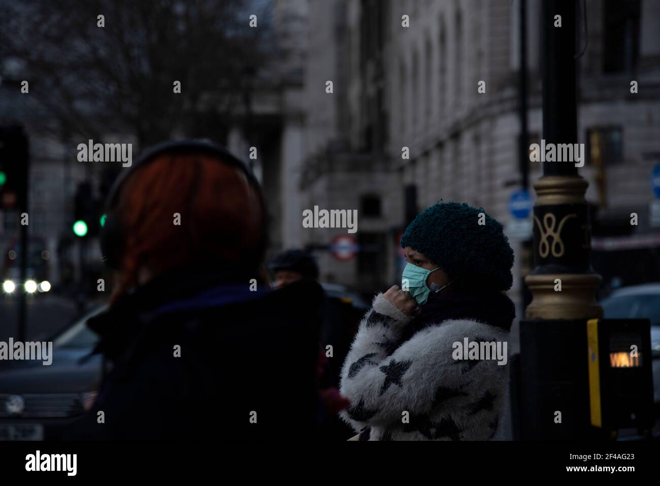 Londra, UK, 19 marzo 2021, i pedoni che indossano maschere per il viso Credit: Loredana Sangiuliano/Alamy Live News Foto Stock